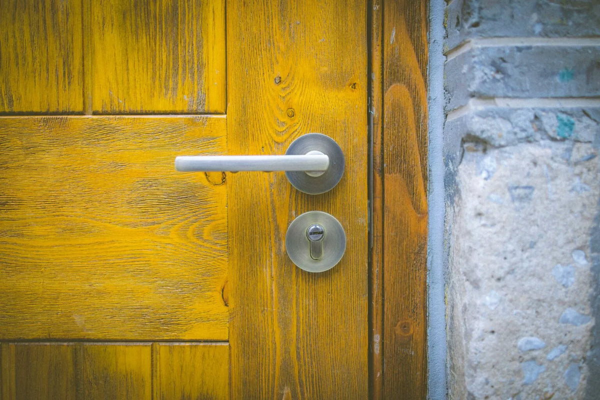 Wat zijn de voordelen van messing deurbeslag voor je huis?