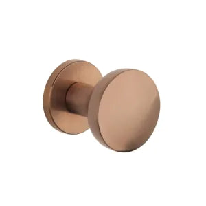Aprile deurknop Ortica en Querca mat koper PVD vast — vaste binnendeur-knop in warm koper voor doorloop-deur, kastdeur en strakke moderne binnendeur in scandinavisch-modern en designer-interieur.