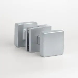 Deurknoppen sets vast/draaibaar met Aprile Mora, Querca, Tuja in mat goud, gepolijst PVD, mat zwart en Chroom — asymmetrische set met vaste knop buiten plus draaibare kruk binnen — knopkruk voor villa-voordeur veiligheid en privacy-deur.
