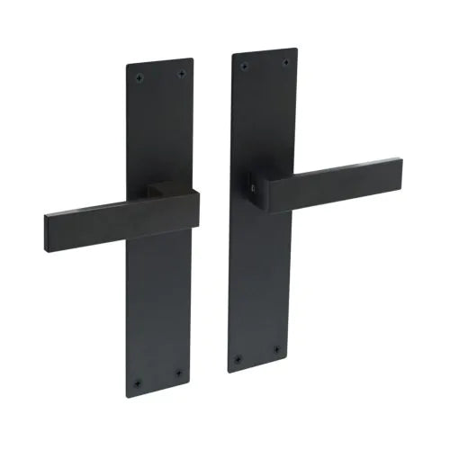 Deurkrukken op schild met langwerpig metalen schild waarop kruk en sleutel/cilinder samen zitten — Intersteel Amsterdam zwart Blind, AXA Curve Klik Milan PC55/PC72, Differnz Utrecht/Tilburg stadsnamen in zwart/RVS/goud.