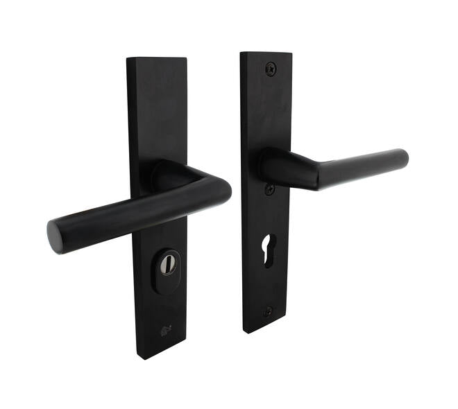 Intersteel Veiligheidsbeslag PC55/72 rechthoekig aluminium zwart — SKG3-voordeurbeslag met kerntrekbeveiliging, kruk/kruk-configuratie, mat-zwarte uitvoering voor moderne villa, industrieel-loft en jaren-30 herenhuis.