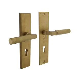 Intersteel veiligheidsbeslag Luzern Ovaal PC92 PVD messing getrommeld — achterdeurbeslag-set met kruk/kruk-configuratie, SKG3-keurmerk met kerntrekbeveiliging, getrommelde matgouden finish voor monumentaal herenhuis en jaren-30 villa.