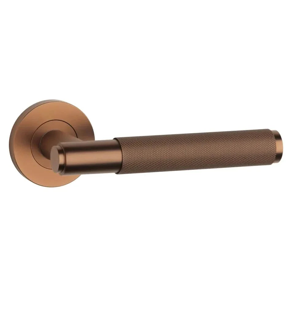 STERK 1741 koper PVD deurkruk — overzichts-hoofdcollectie koper deurbeslag van STERK, Aprile, Olivari, Formani, DND, Intersteel en HDD Pro met deurklinken, scharnieren, rozetten, schuifdeurkommen en gevel-elementen in warm rood-bruin koper-tint.