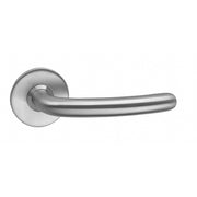 Intersteel deurkruk Sabel ø16 mm op rozet met ring rvs geborsteld vooraanzicht