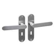 Intersteel Sora deurkruk sleutelgat 56 mm op ovaal schild RVS geborsteld, vooraanzicht