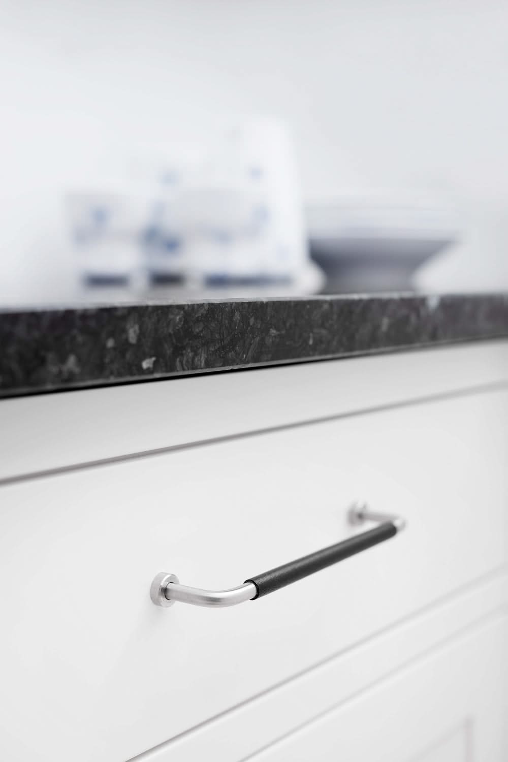 Furnipart Lounge greep leer en RVS zwart sfeerbeeld