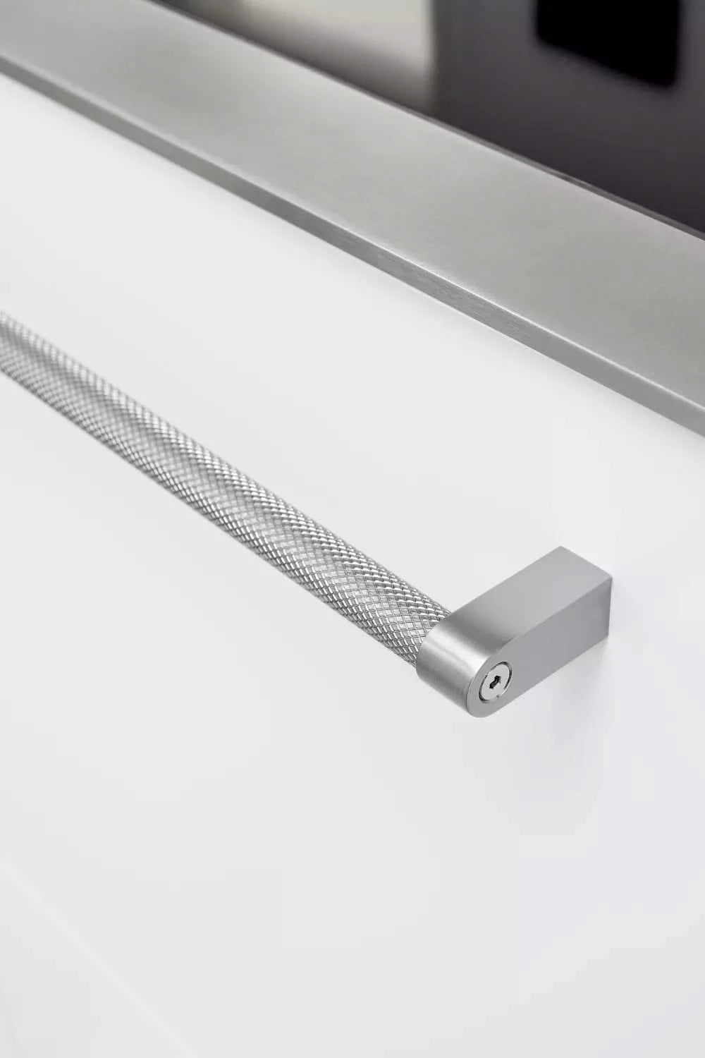 Furnipart Regular 2 meubelgreep RVS zijde gepolijst (25) – sfeerbeeld
