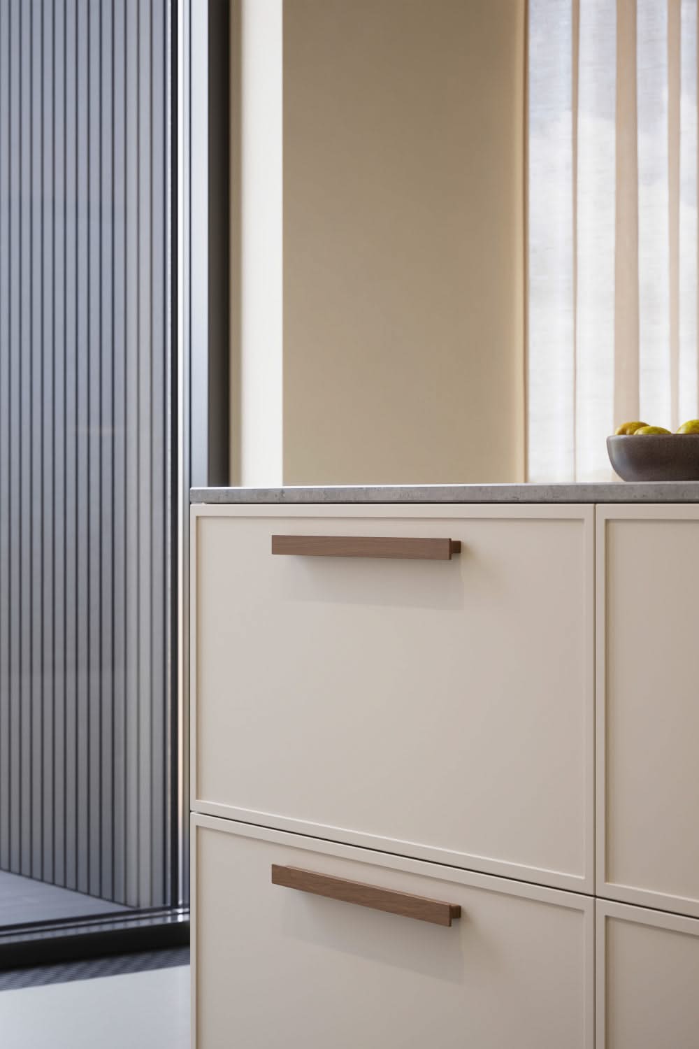 Furnipart Shelter greep blank gelakt gemonteerd op kast