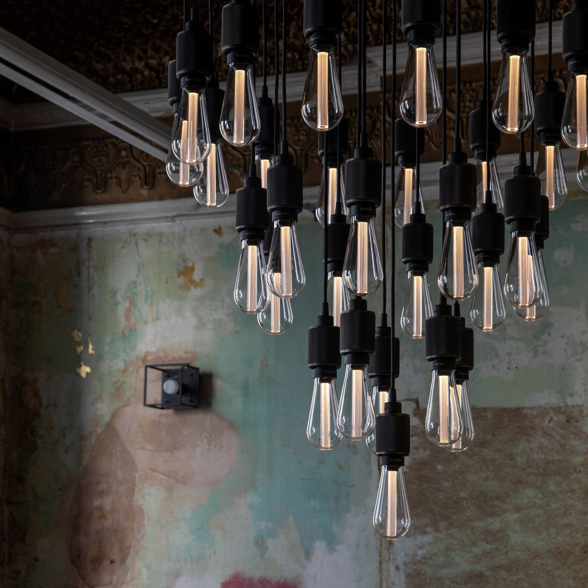 Buster + Punch Buster Bulb E27 ledlamp Crystal – detail facetstructuur