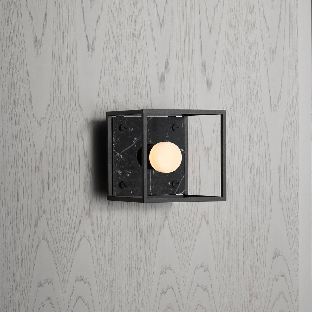 Buster + Punch Punch Bulb Puck E27 ledlamp Opaal – sfeerbeeld