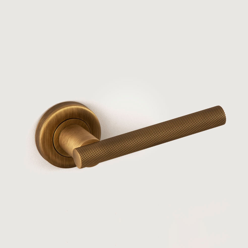 Hard Brass Türgriff Mila in Bronze matt auf runder Artax-Rosette, Abbildung 2 von 3
