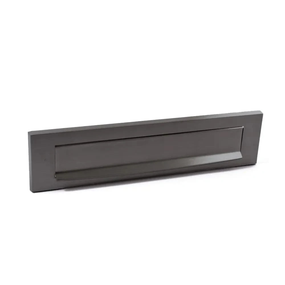 Hardbrass Mariani briefplaat Ellen Gun Metal PVD vooraanzicht