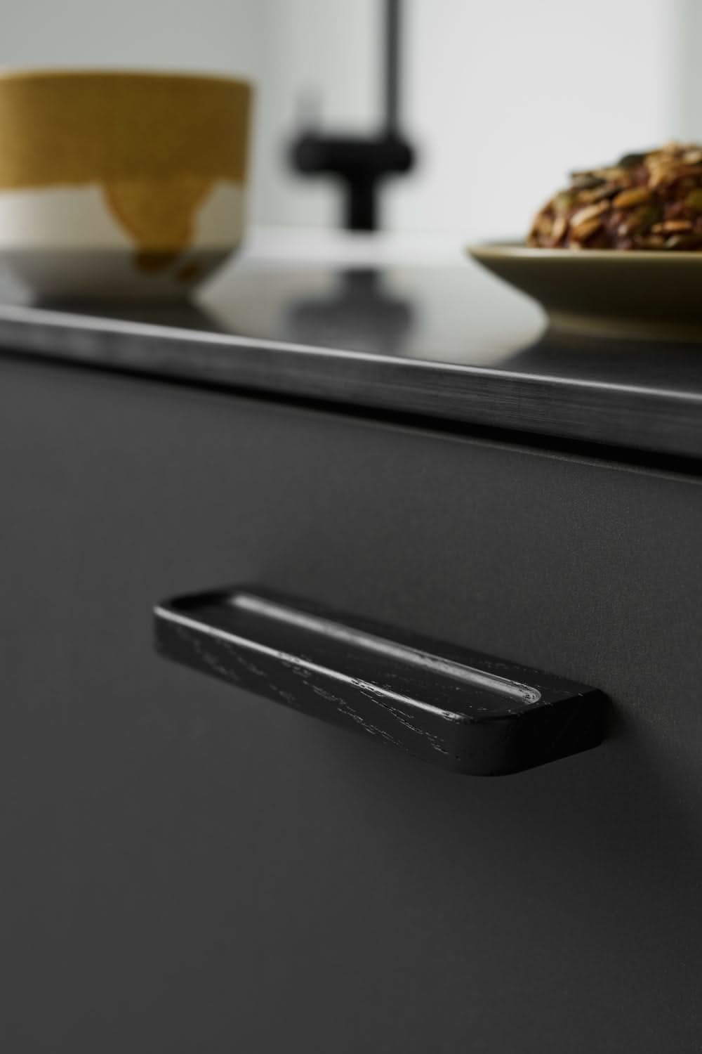Furnipart Plank greep zwart gebeitst - in gemonteerde sfeeropstelling
