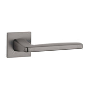 Aprile deurkruk Erba op vierkant rozet gunmetal, vooraanzicht
