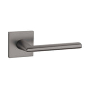 Aprile deurkruk Primula op vierkant rozet gunmetal, vooraanzicht