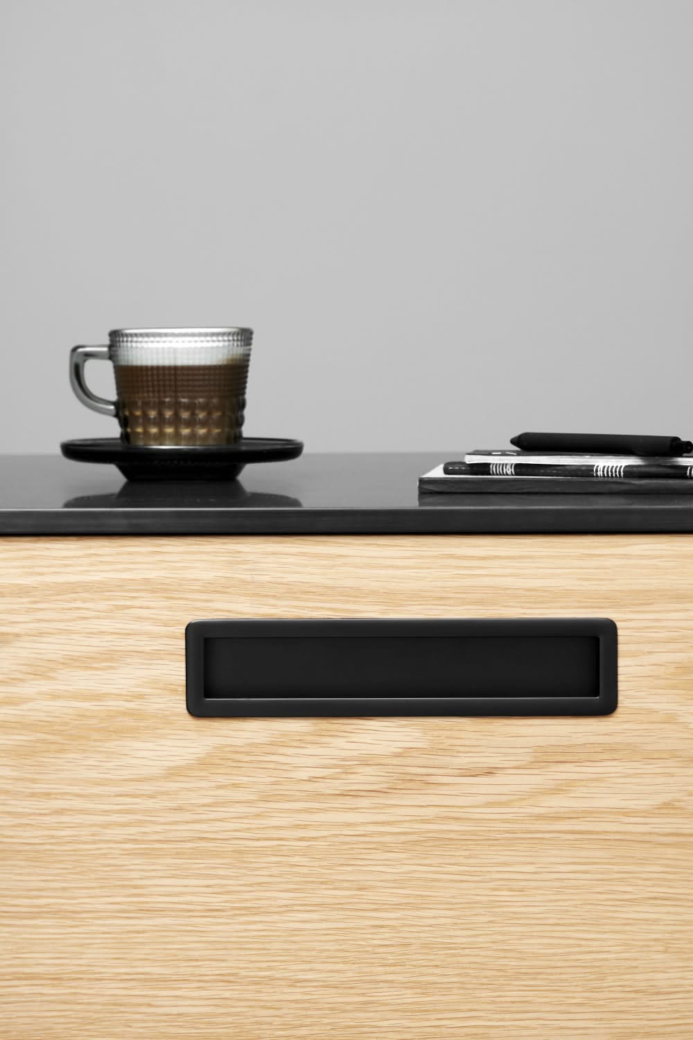 Furnipart Tub Straight meubelgreep mat zwart gemonteerd op keukenlade