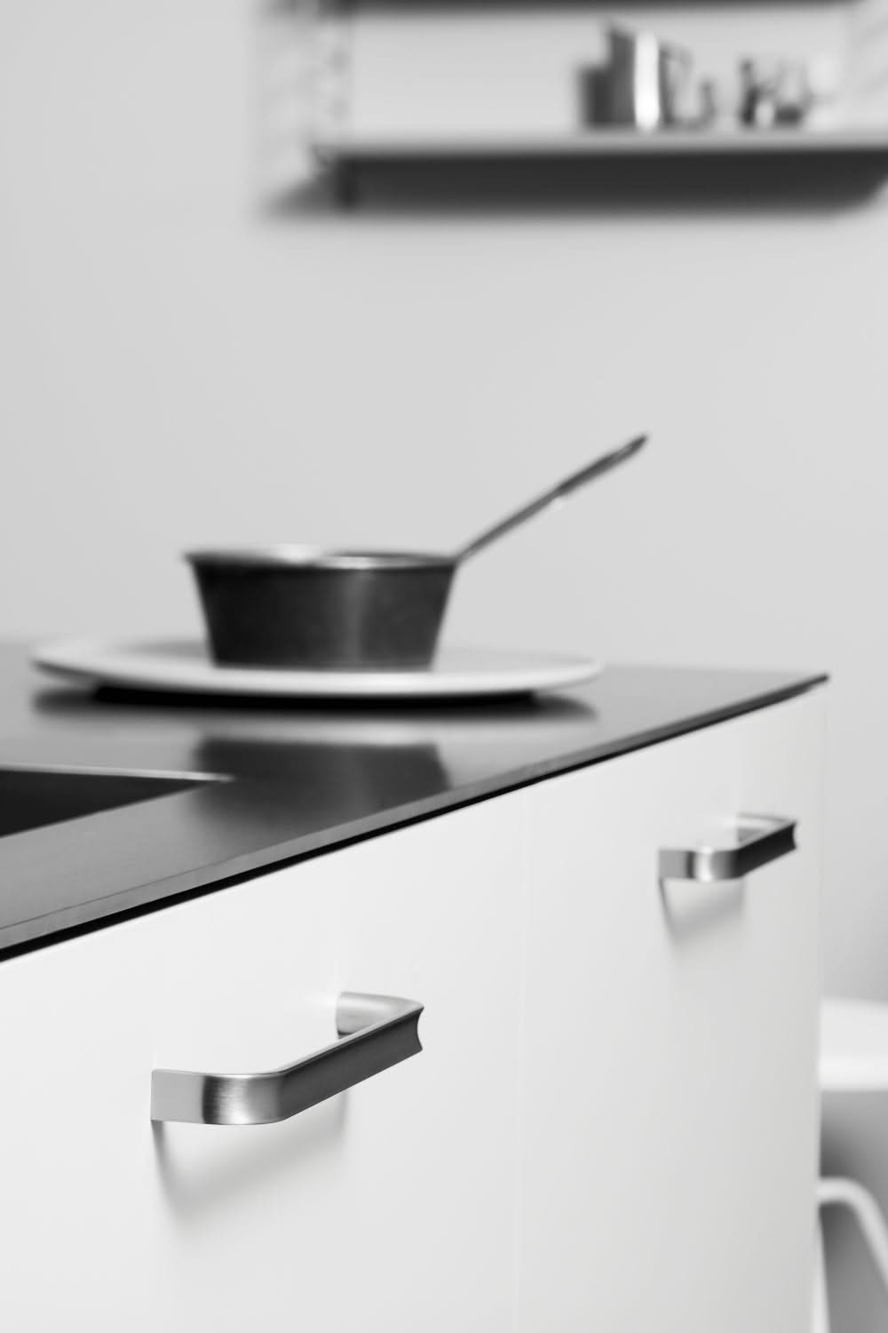 Furnipart Inside Handle meubelgreep RVS-look gemonteerd op meubel