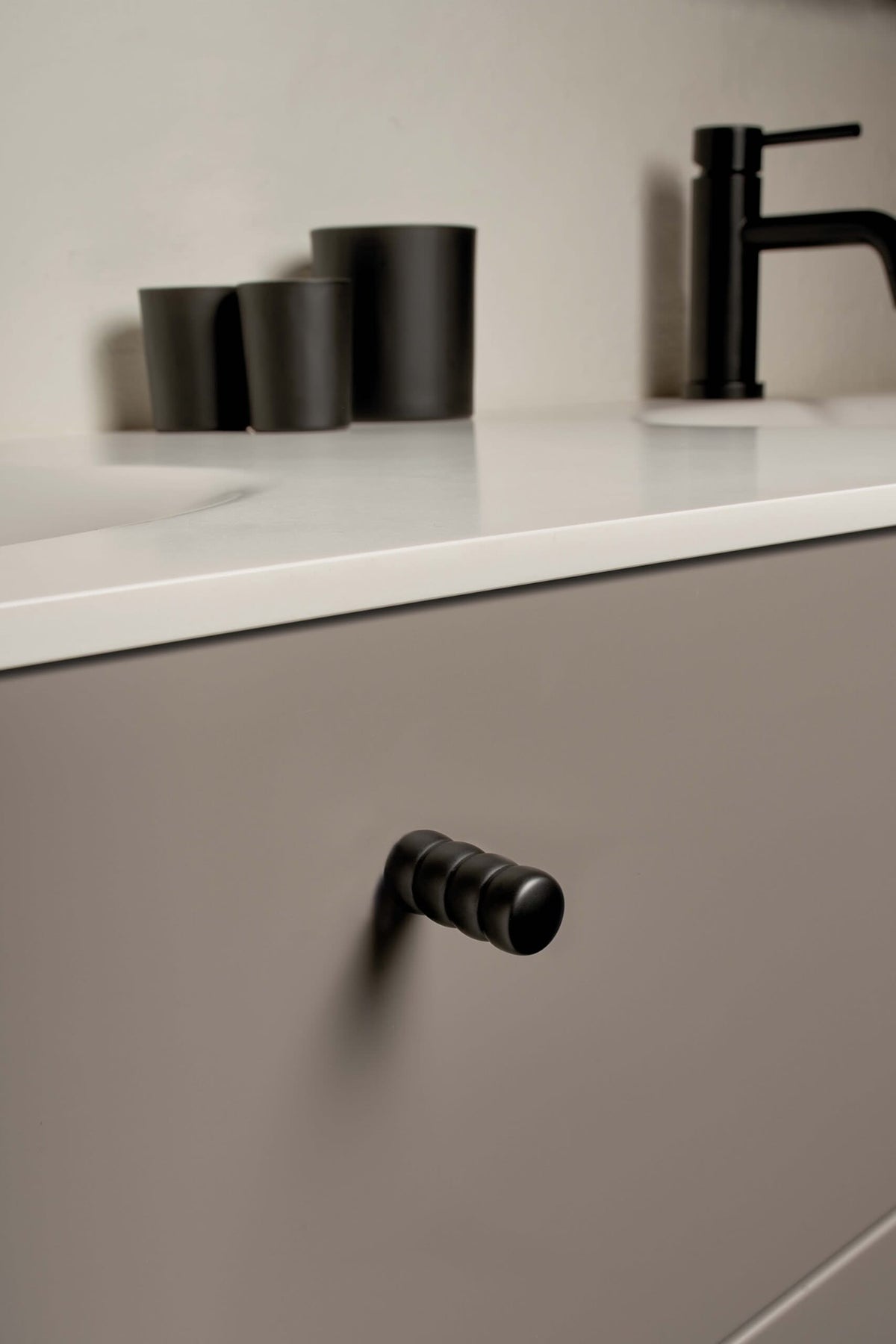 Furnipart meubelknop Stuiterende knop mat zwart sfeerbeeld
