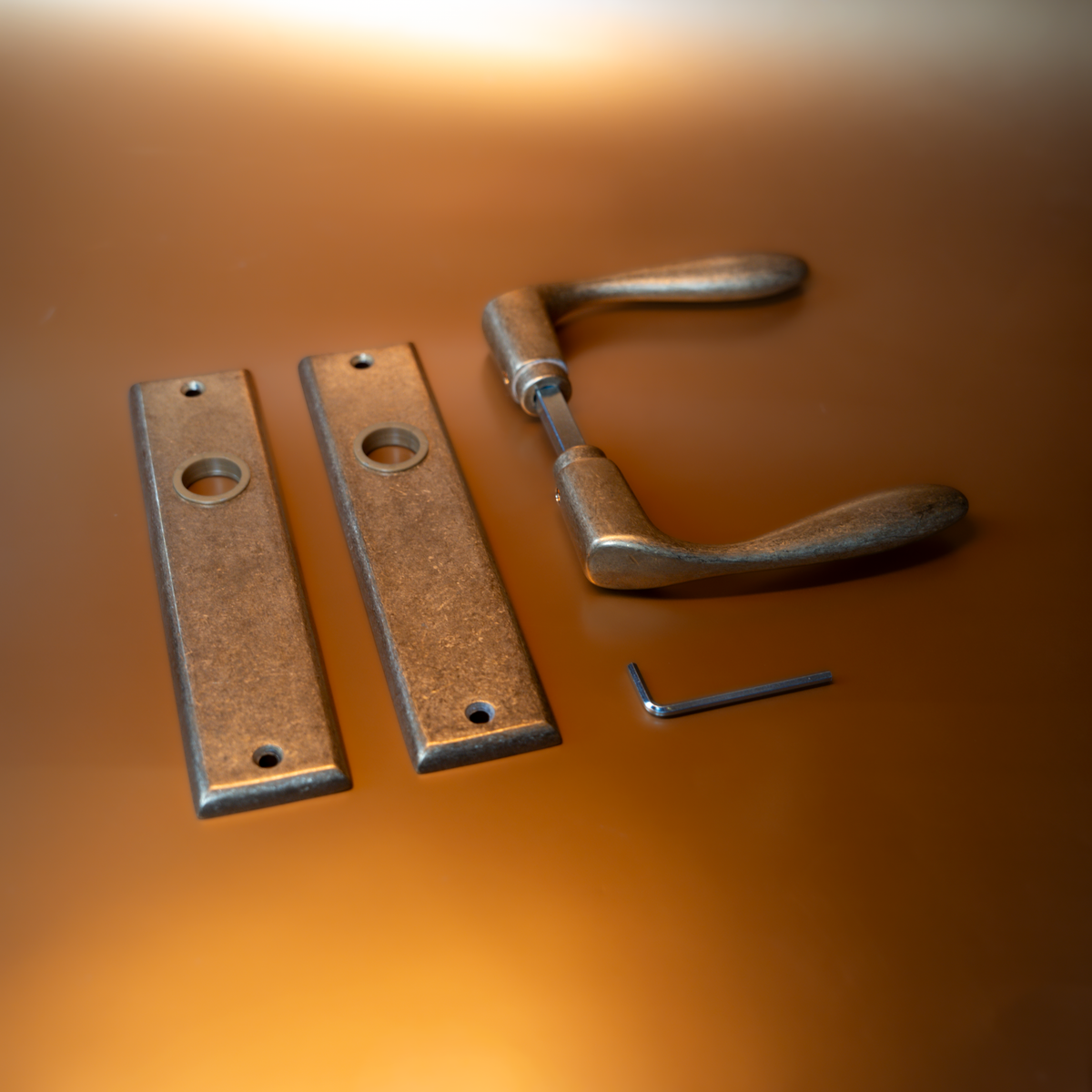 Intersteel Deurkruk Banaan met schild 181x41x7mm messing getrommeld