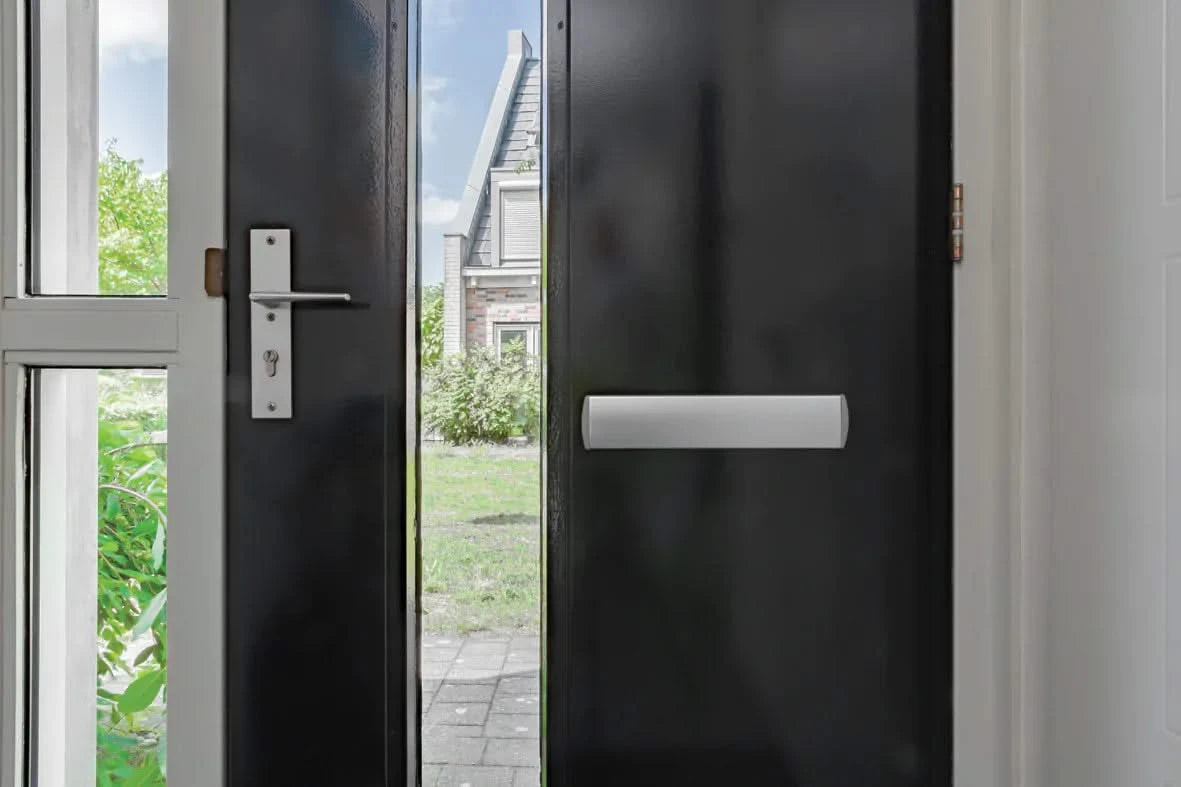 AXA Curve Plus briefplaat aluminium naturel - gemonteerd op de voordeur