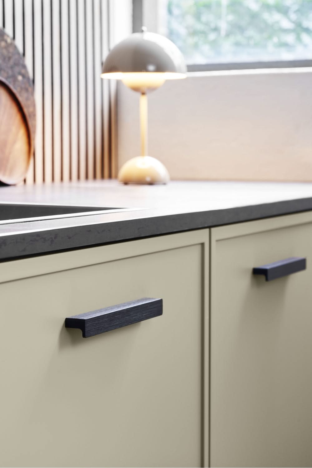 Furnipart Elan Handle meubelgreep geborsteld matzwart gemonteerd op meubel