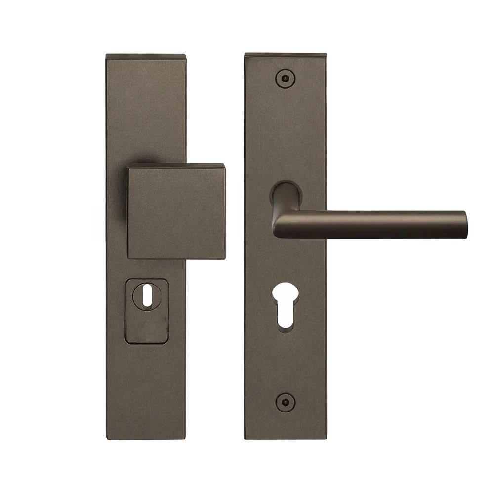 FORMANI LB2-19 voordeurbeslag brons detail van kruk