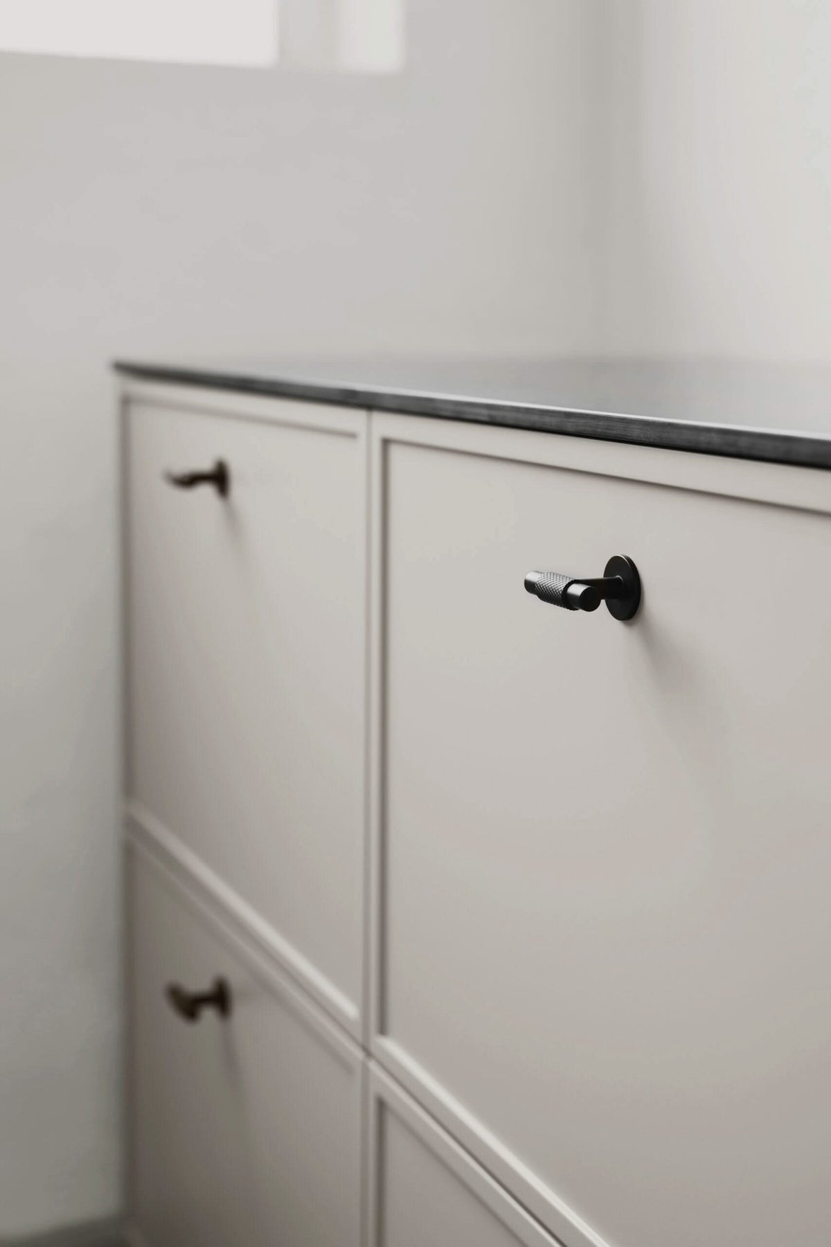 Furnipart meubelknop Landhuis T mat zwart sfeerbeeld