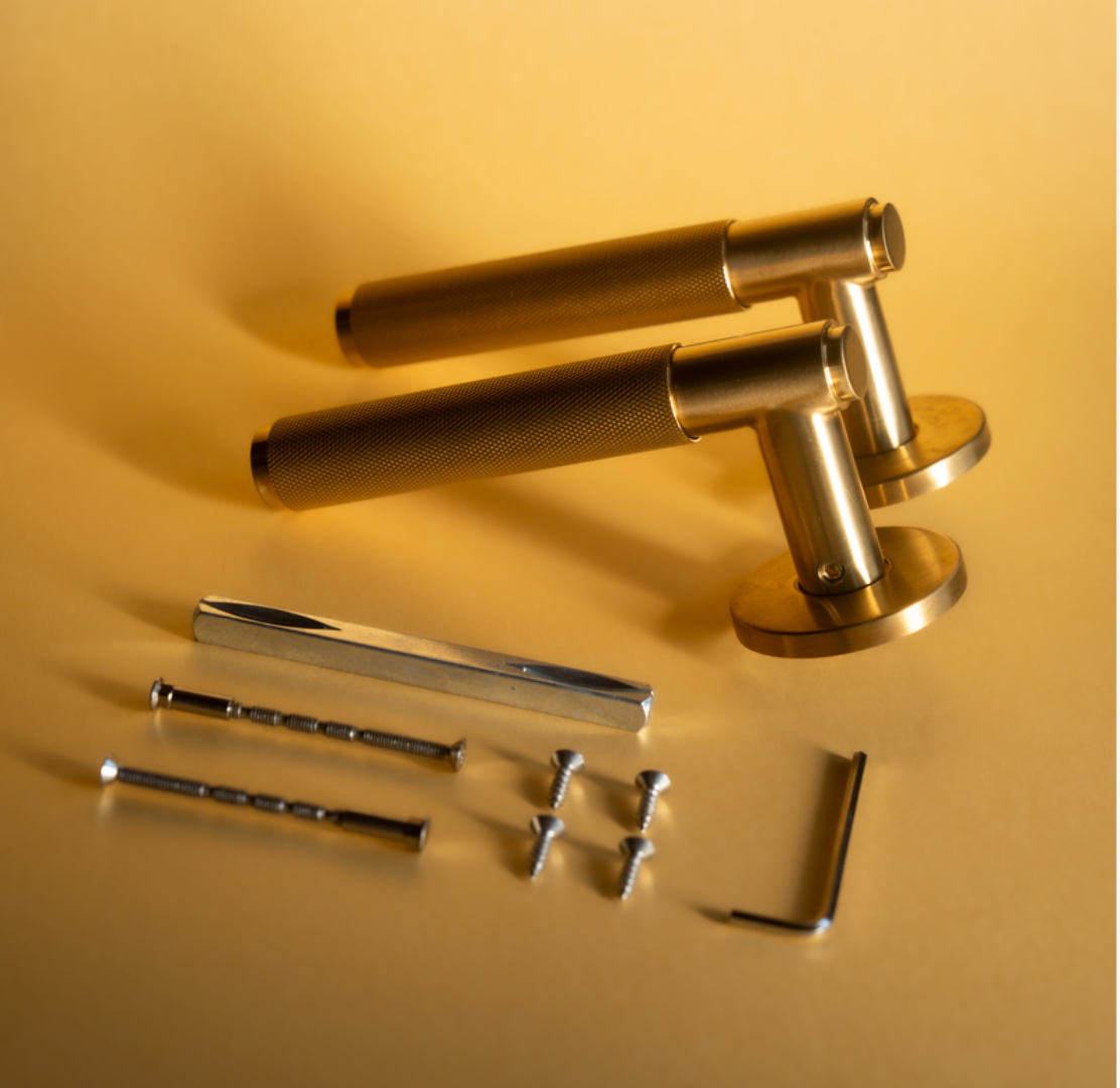 Deurkruk Formani | BASICS | LB5-22 | ronde rozet | PVD Mat Goud - Deurbeslag-expert