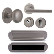 Hardbrass voordeurset Iris/Sara compleet PVD Inox vooraanzicht