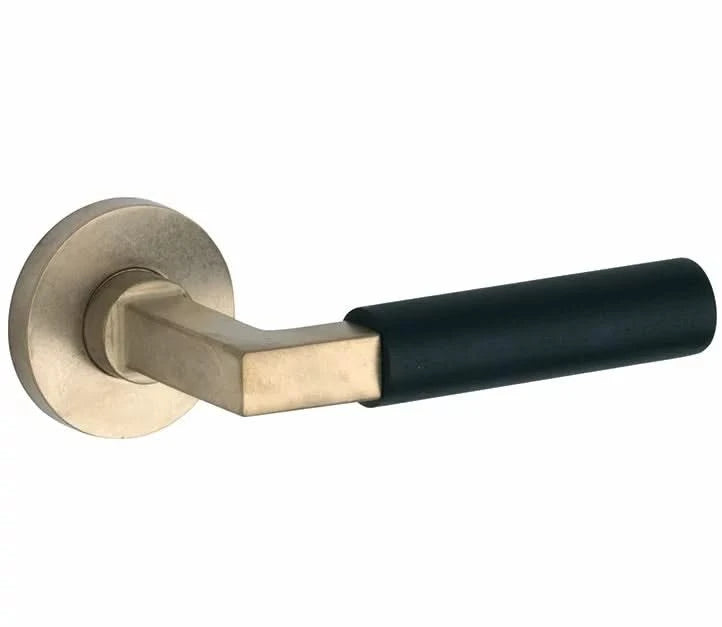 Artitec Bauhaus Ebben/Vivo deurkruk messing antiek – vooraanzicht