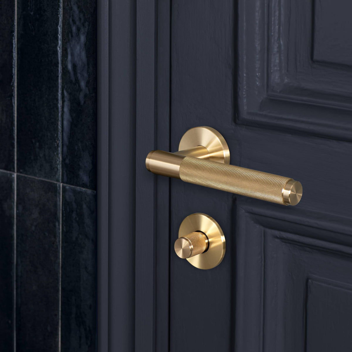 Buster + Punch Cross deurkruk op rozet goud – productfoto