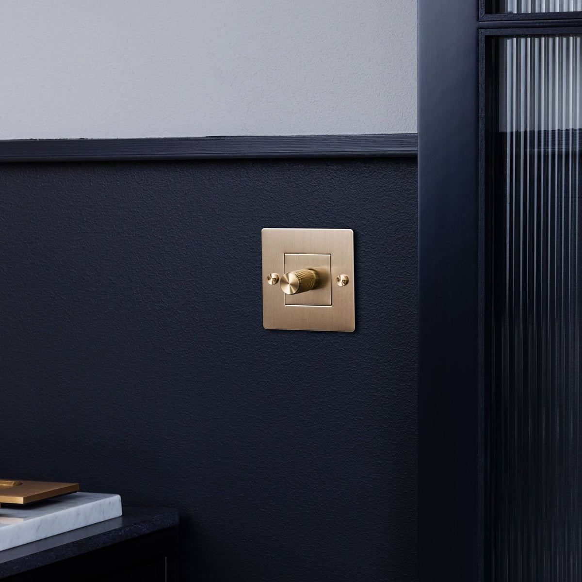Buster + Punch Dimmer Cross Goud — gemonteerd
