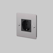 Buster + Punch stopcontact 1-voudig Schuko zilver vooraanzicht