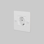 Buster + Punch 1-voudig Schuko stopcontact Wit — vooraanzicht