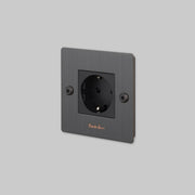 Buster + Punch stopcontact 1-voudig Schuko (linear, met logo) Brons vooraanzicht