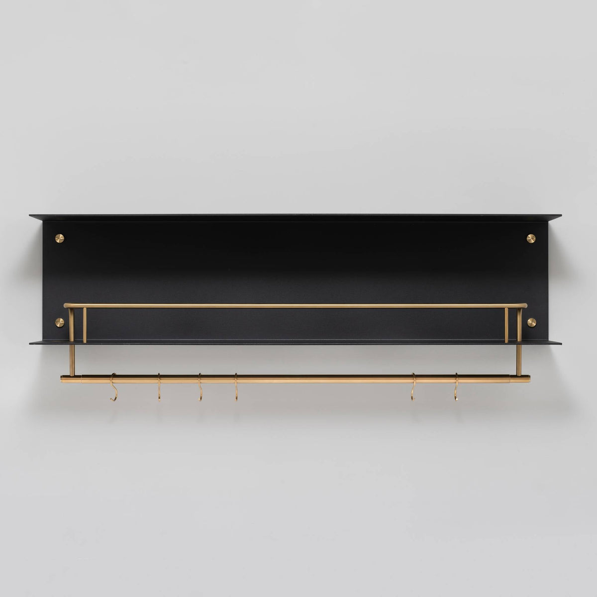 Buster + Punch Hanger keukenplank zwart met goud – detail reling en S-haken