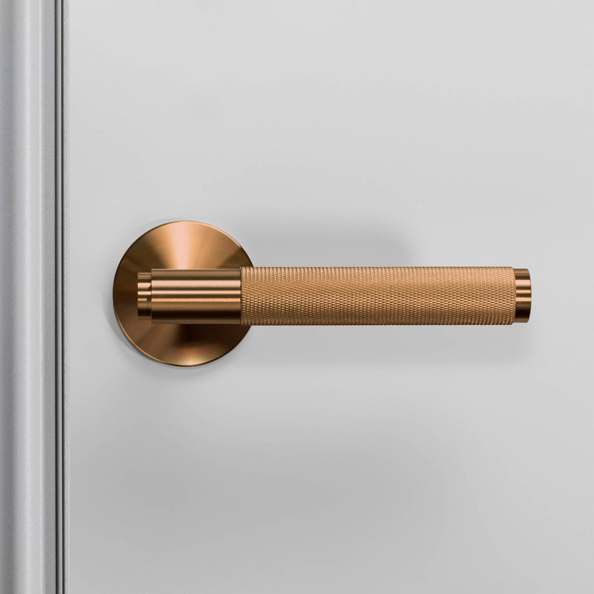 Buster + Punch Cross deurkruk op rozet warm sunset – detailfoto knurl-patroon