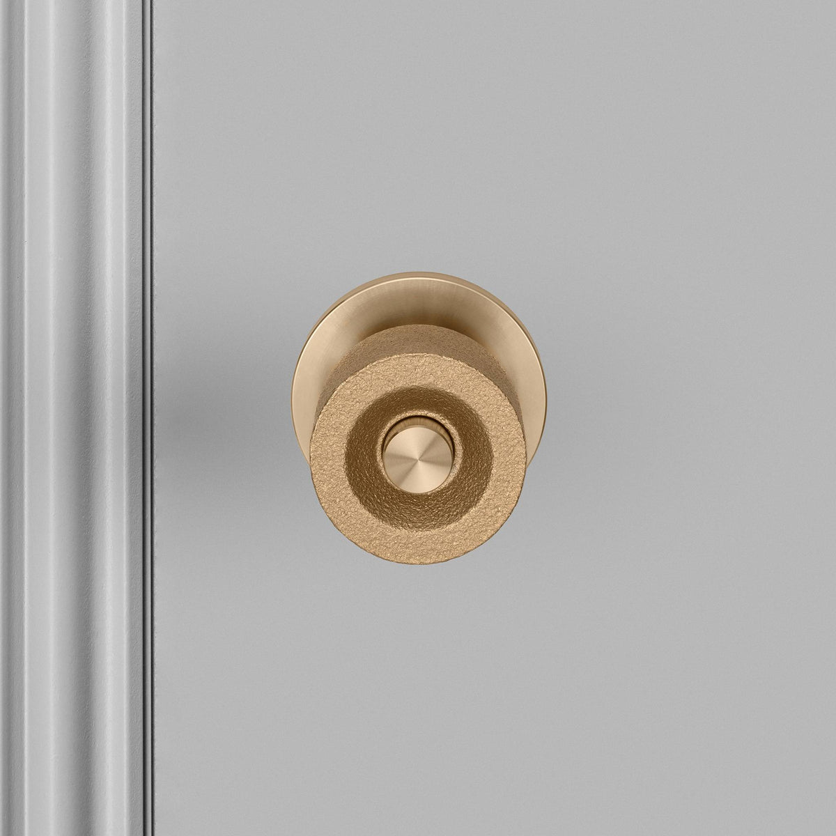 Buster + Punch Cast deurknop op rozet goud detail