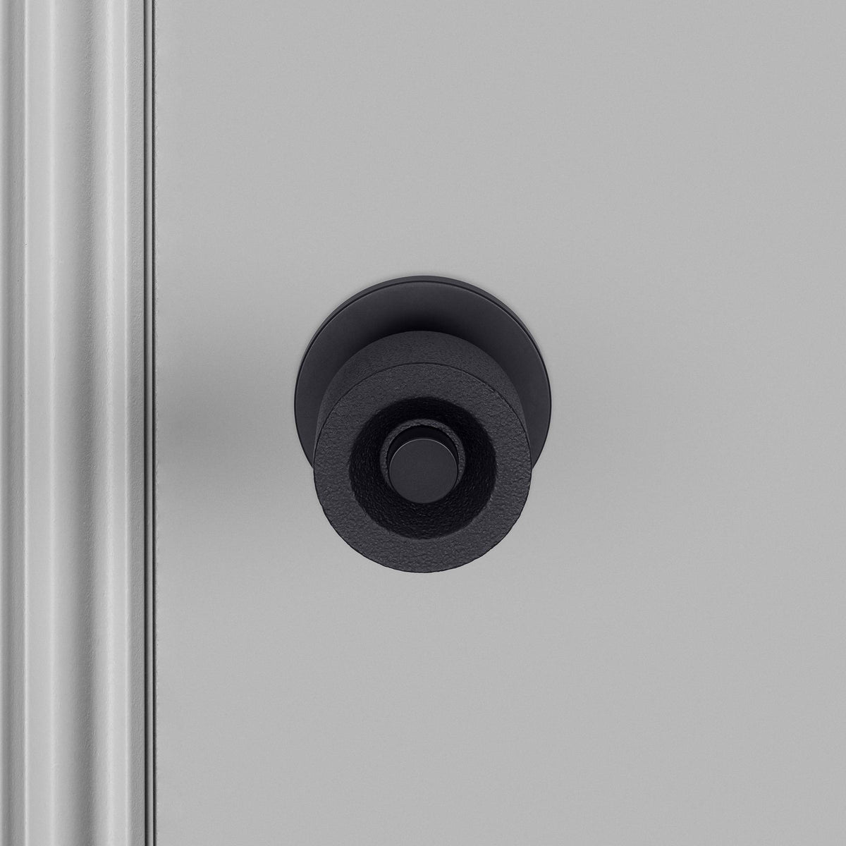 Buster + Punch Cast deurknop op rozet welders black detail