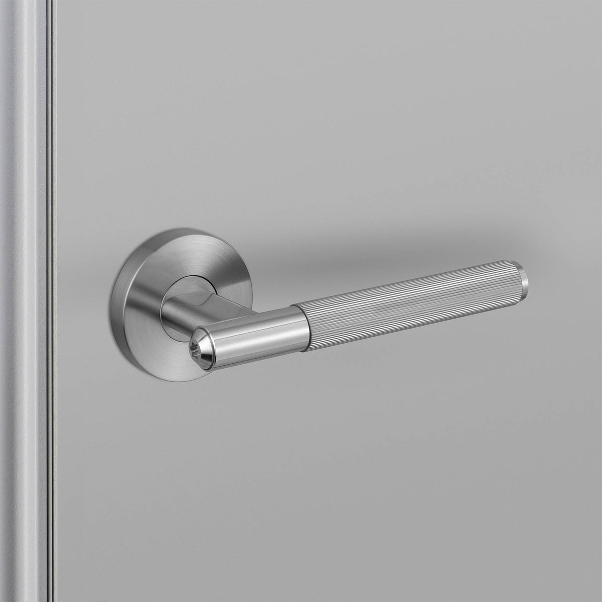 Buster + Punch Linear deurkruk op rozet in steel, detail knurl-patroon