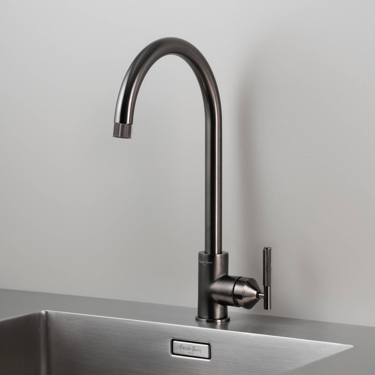 Buster + Punch Mixer Linear keukenkraan Gun Metal vooraanzicht