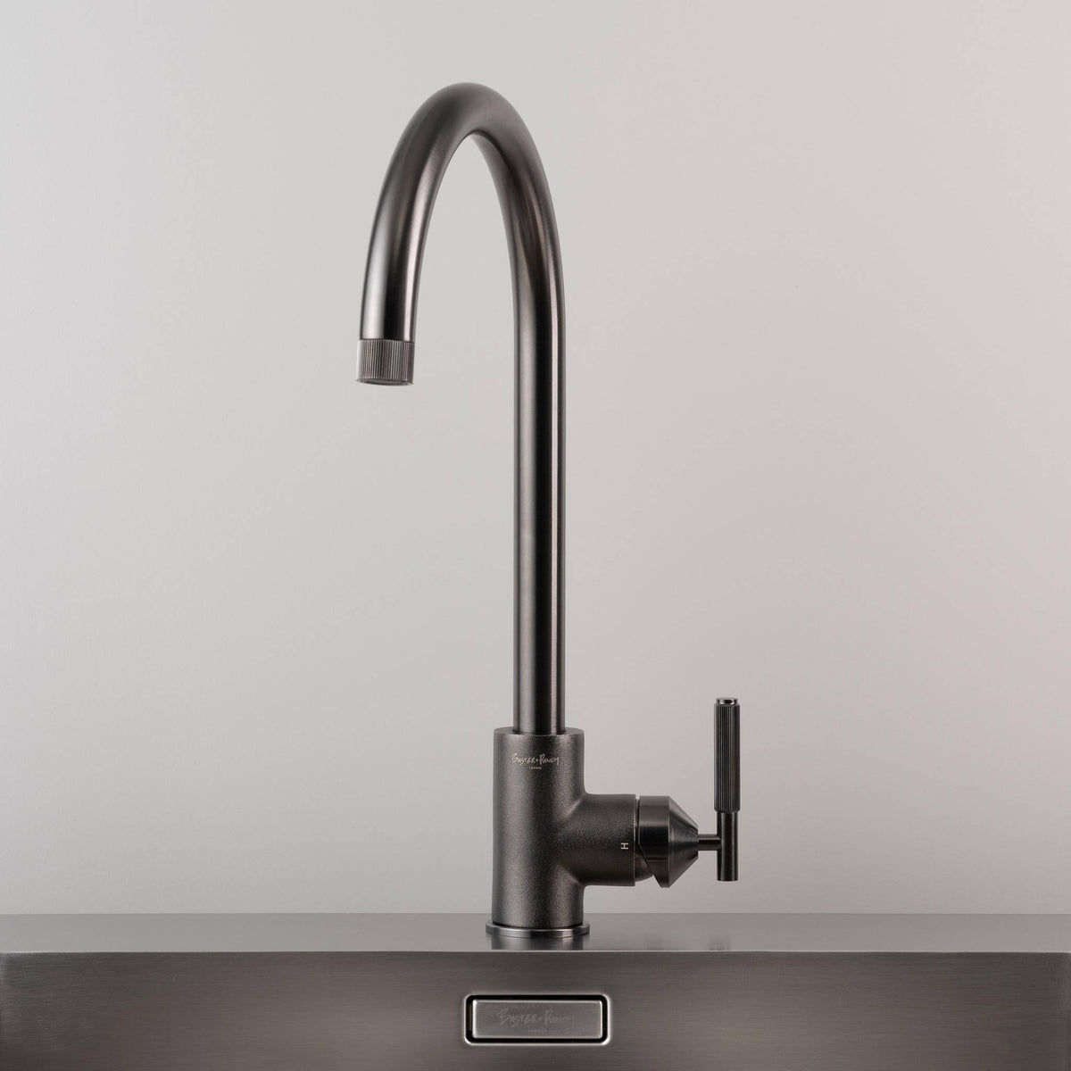 Buster + Punch Mixer Linear keukenkraan Gun Metal detailfoto
