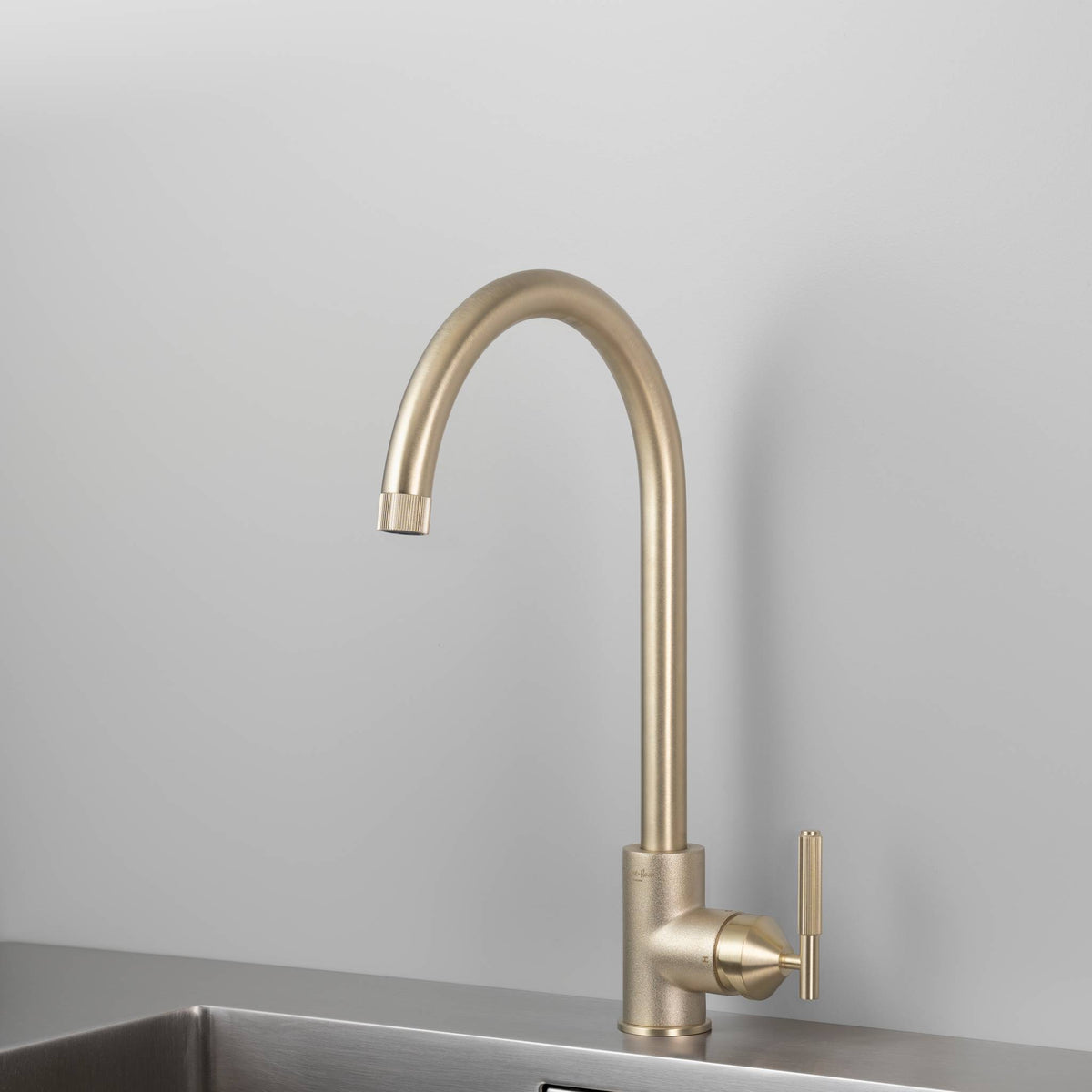 Buster + Punch Mixer Linear keukenkraan goud vooraanzicht