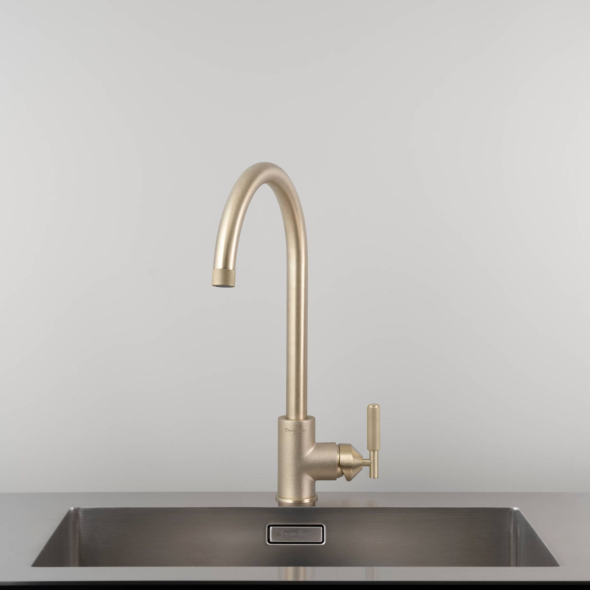 Buster + Punch Mixer Linear keukenkraan goud detail knurl-patroon