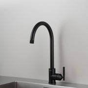 Buster + Punch Mixer Linear keukenkraan Welders Black vooraanzicht