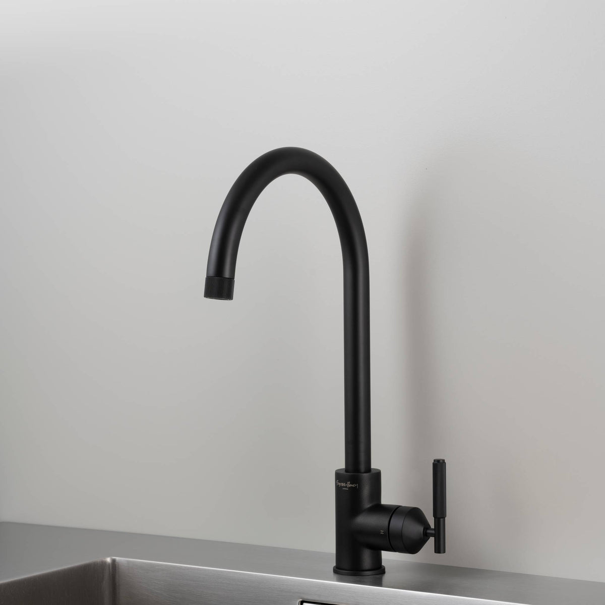 Buster + Punch Mixer Linear keukenkraan Welders Black vooraanzicht
