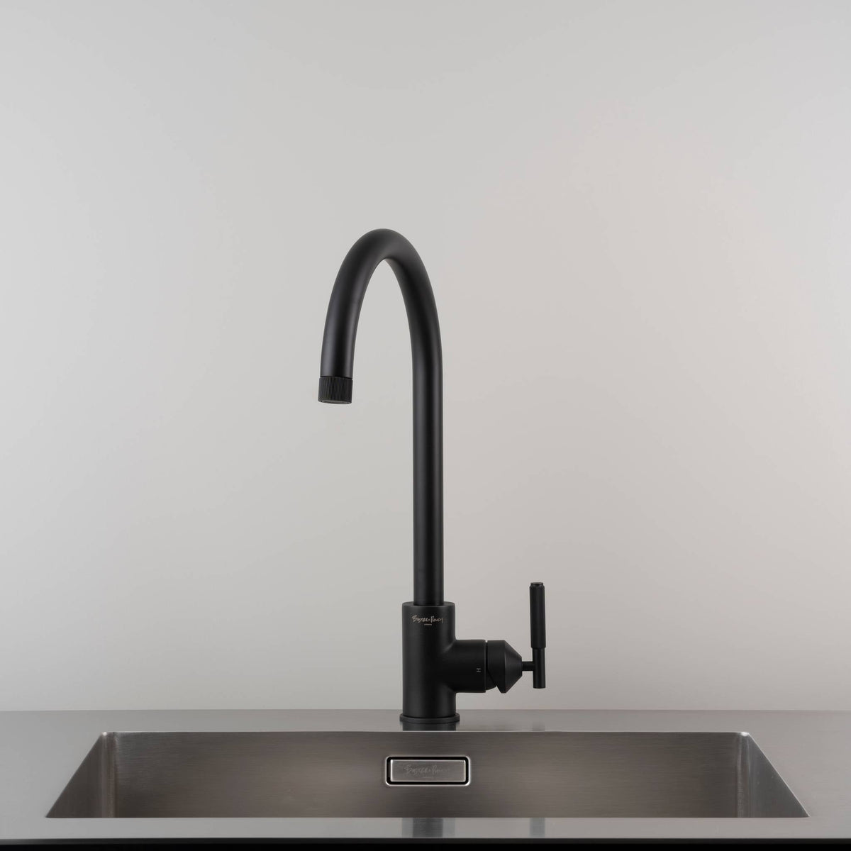 Buster + Punch Mixer Linear keukenkraan Welders Black detailfoto