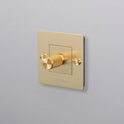 Buster + Punch dimmer Cross met logo in goud vooraanzicht