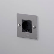 Buster + Punch 1-voudig Schuko stopcontact Zilver — vooraanzicht