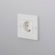 Buster + Punch 1-voudig Schuko stopcontact Wit — vooraanzicht